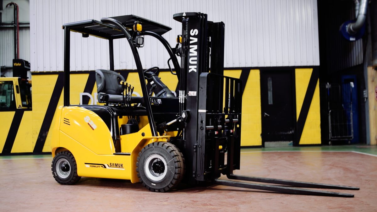 Financial Benefits of Renting a Forklift